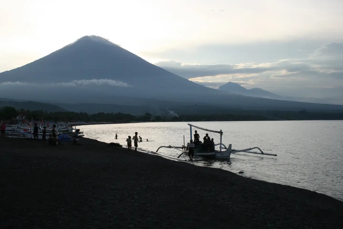 Fajar dan Jukung di Pesisir Amed